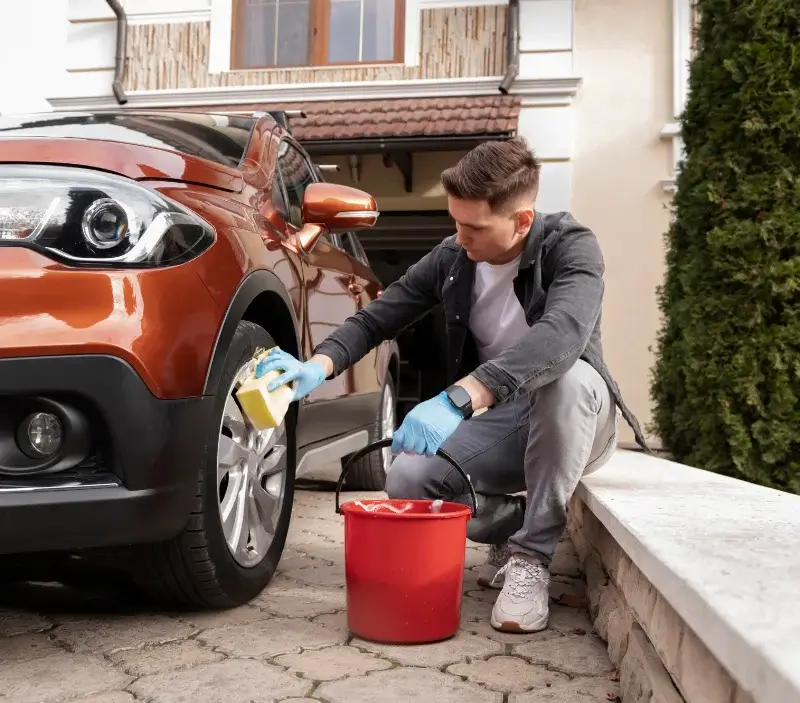 Lavage auto à domicile Pont-l'Abbé-d'Arnoult : professionnel intervenant sur un véhicule